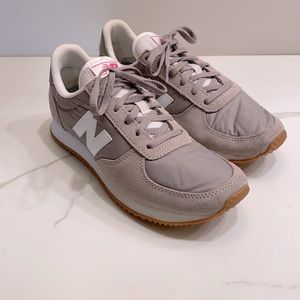 New Balance Women's CW620 Capsule Core Classic Runner Sneaker